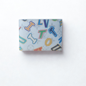 محفظة رجالية شبابية جلد مزينة بحروف ملونة – تصميم كاجوال عصري