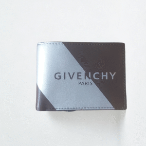 محفظة رجالية من Givenchy – جلد فاخر بتصميم أنيق